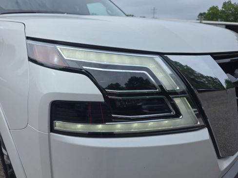 Used 2022 Nissan Armada Platinum w/ Captain's Chairs Package RWD image 11