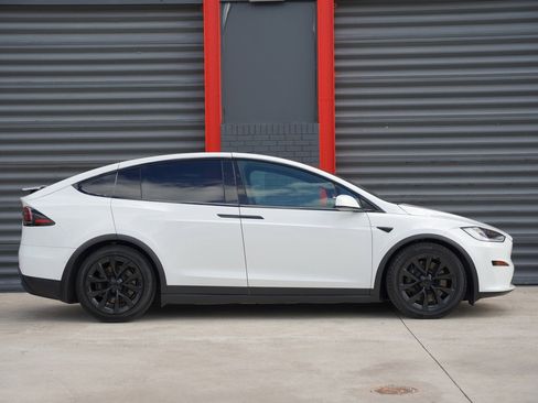 Used 2023 Tesla Model X Standard Range image 2