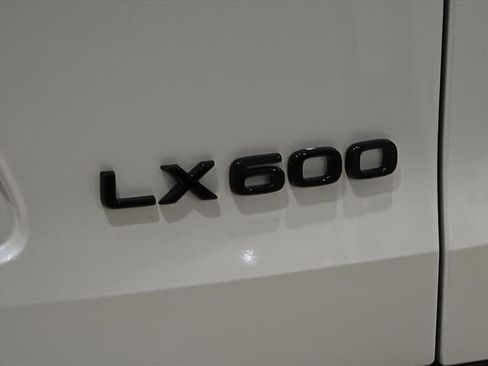 New 2026 Lexus LX 600 4WD w/ Premium Package image 9