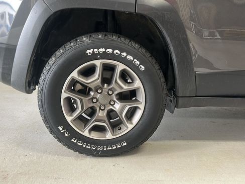 Used 2022 Jeep Cherokee Trailhawk w/ Sun, Sound & Nav Group AWD/4WD image 32