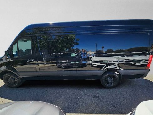 Used 2025 Mercedes-Benz Sprinter 2500 image 7
