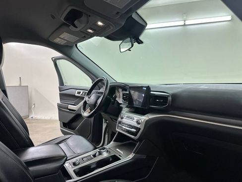 Used 2021 Ford Explorer XLT w/ Equipment Group 202A AWD/4WD image 19