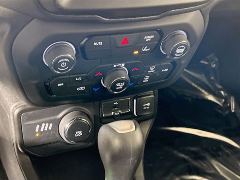 Used 2022 Jeep Renegade Latitude w/ Convenience Group AWD/4WD image 16