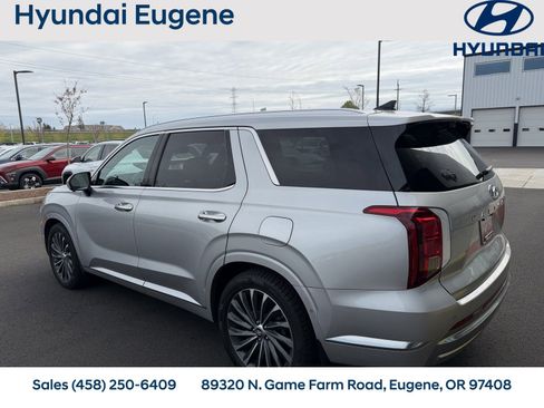 Used 2023 Hyundai Palisade Calligraphy w/ Winter Package image 2