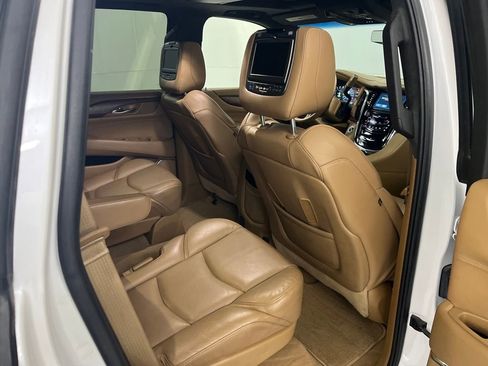 Used 2017 Cadillac Escalade Platinum image 24