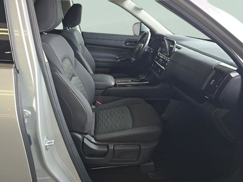 Used 2025 Nissan Pathfinder SV FWD image 9