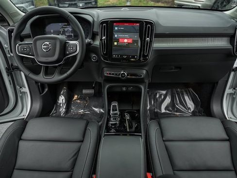 Certified 2025 Volvo XC40 B5 Ultra w/ Climate Package image 21