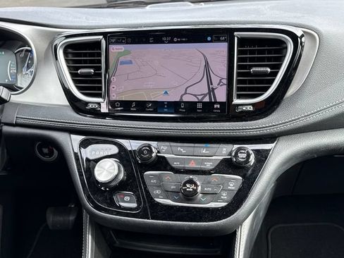 Used 2024 Chrysler Pacifica Premium FWD image 9