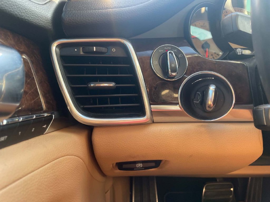 Used 2015 Porsche Panamera 4 w/ Premium Package Plus AWD/4WD image 8