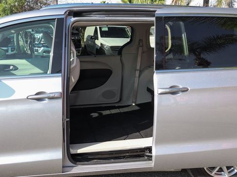 Used 2021 Chrysler Pacifica Touring-L image 42