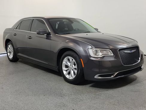 Used 2018 Chrysler 300 Touring RWD image 1