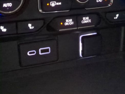 Used 2023 Chevrolet Tahoe Z71 w/ Luxury Package image 36