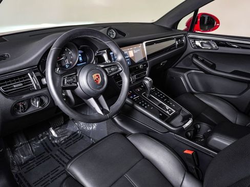 Certified 2026 Porsche Macan AWD/4WD image 4