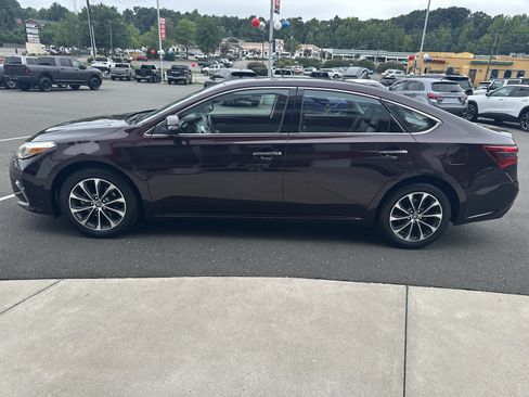 Used 2017 Toyota Avalon XLE w/ Carpet Mat Package FWD image 5