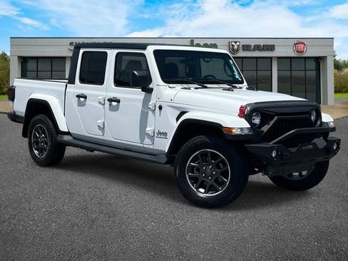 Used 2021 Jeep Gladiator Overland w/ Trailer Tow Package AWD/4WD image 2