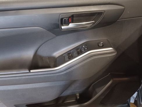 Used 2021 Toyota Highlander XLE image 5