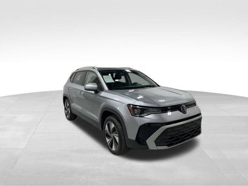 New 2025 Volkswagen Taos SE image 8