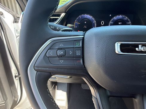 Used 2025 Jeep Grand Cherokee Laredo X RWD image 27