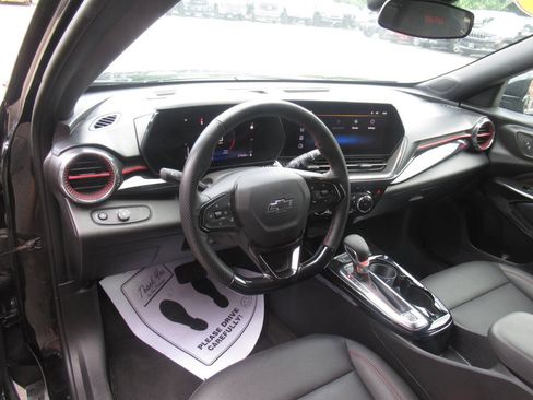 Used 2024 Chevrolet Trax RS FWD image 31