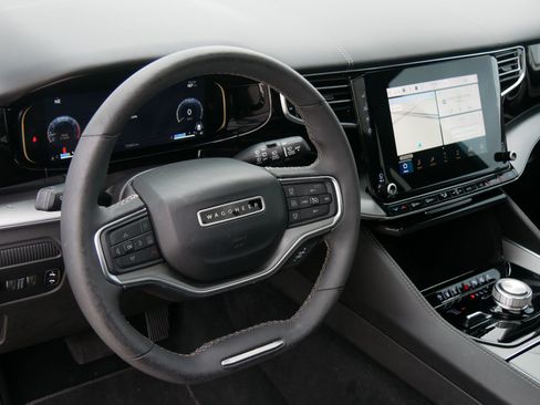 Used 2023 Jeep Wagoneer Series II AWD/4WD image 15