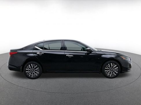 Used 2025 Nissan Altima 2.5 SV FWD image 13