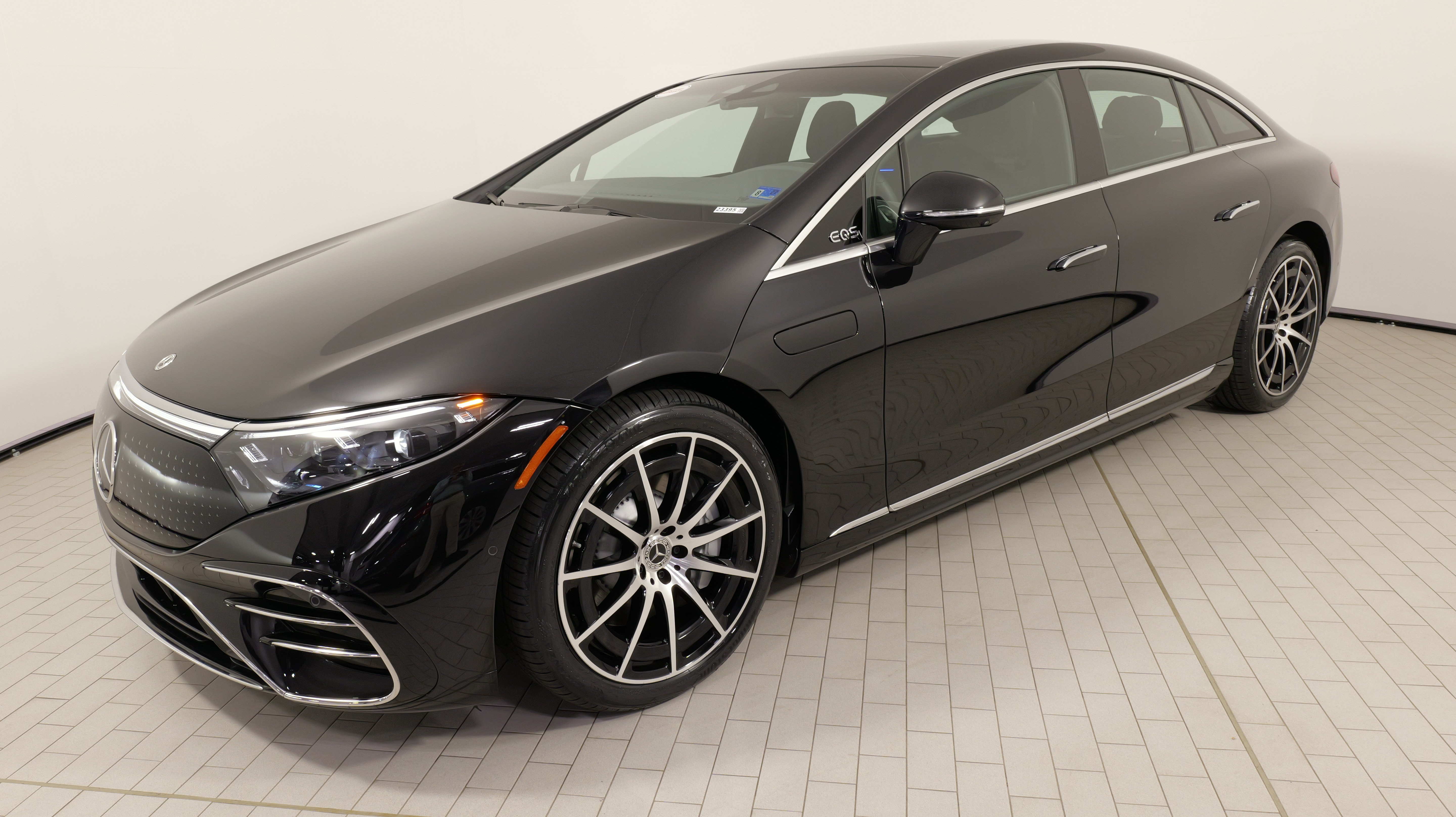 Used 2023 Mercedes-Benz EQS 580 4MATIC Sedan image 3