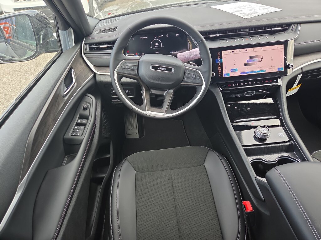 New 2027 Jeep Grand Cherokee Altitude RWD image 7