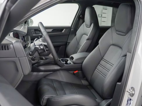 New 2026 Porsche Cayenne GTS image 5