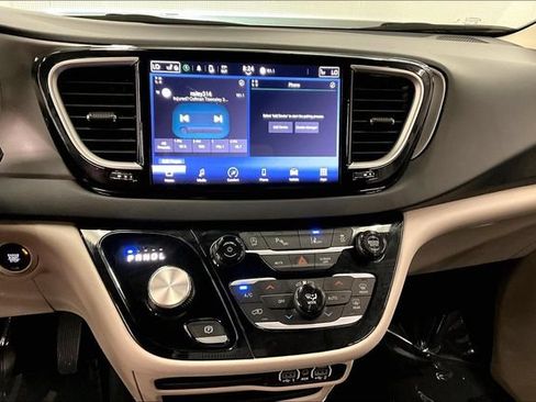 Used 2023 Chrysler Pacifica Touring-L FWD image 30