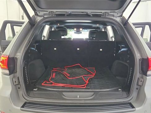 Used 2019 Jeep Grand Cherokee Laredo AWD/4WD image 18