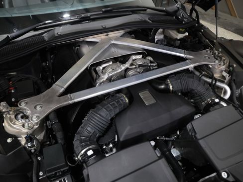 Used 2022 Aston Martin V8 Vantage Roadster image 25