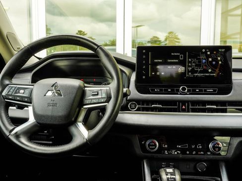 Used 2025 Mitsubishi Outlander SE AWD/4WD image 17