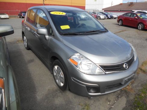 Used 2011 Nissan Versa 1.8 S w/ Plus Pkg image 2