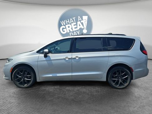 Used 2023 Chrysler Pacifica Touring-L w/ S Appearance Package AWD/4WD image 7
