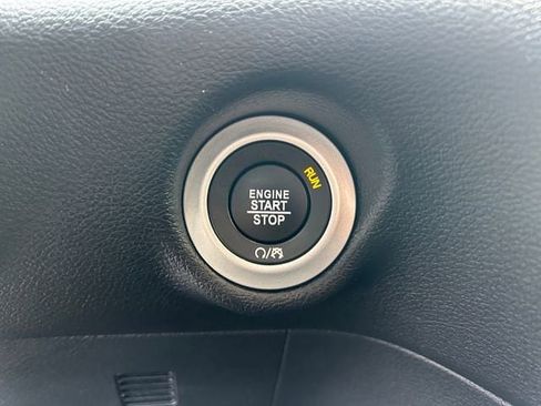 Used 2025 Chrysler Pacifica Select image 28