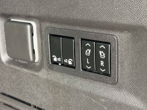 Used 2022 Chevrolet Suburban RST w/ Luxury Package AWD/4WD image 7