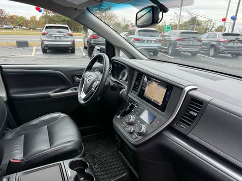 Used 2015 Toyota Sienna SE Premium image 50
