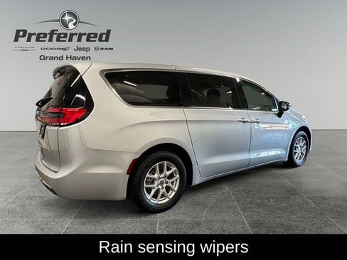 Used 2024 Chrysler Pacifica Touring-L image 18