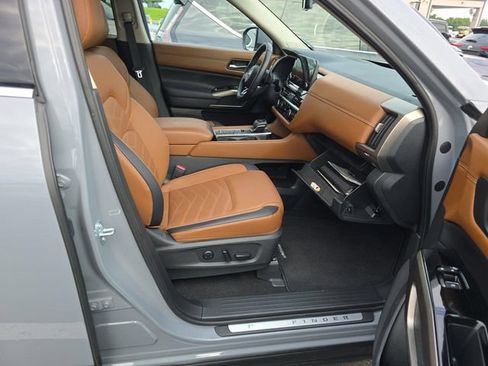 Certified 2025 Nissan Pathfinder Platinum w/ Cargo Package FWD image 6
