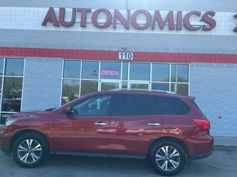 Used 2017 Nissan Pathfinder SV image 3