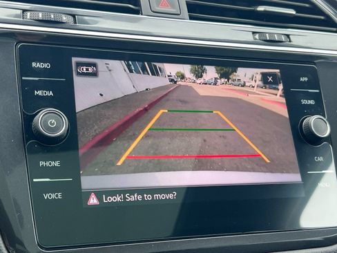Used 2021 Volkswagen Tiguan SE FWD image 23