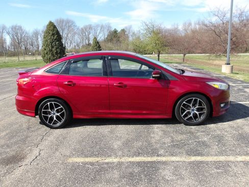 Used 2015 Ford Focus SE w/ SE Sport Package image 2