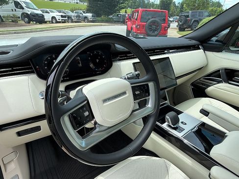 Used 2025 Land Rover Range Rover SE AWD/4WD image 24