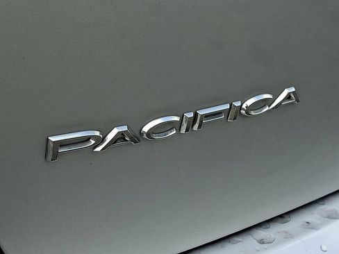 Used 2024 Chrysler Pacifica Touring-L FWD image 7