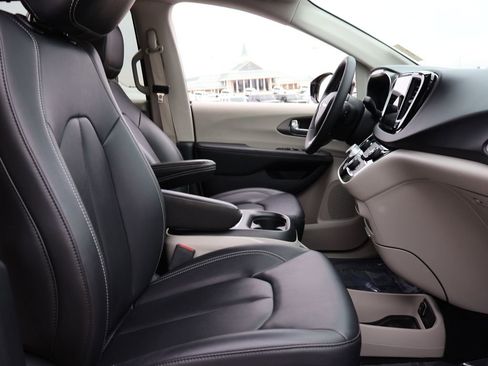 Used 2024 Chrysler Pacifica Touring-L image 9