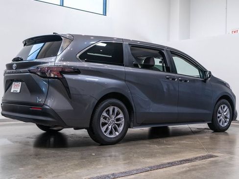Used 2025 Toyota Sienna LE FWD image 9