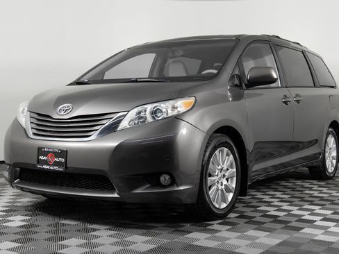Used 2013 Toyota Sienna XLE image 2