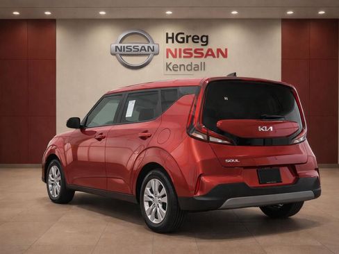 Used 2023 Kia Soul LX FWD image 2