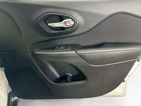 Used 2015 Jeep Cherokee Latitude FWD image 29