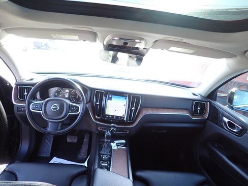 Used 2019 Volvo XC60 T5 Momentum w/ Multimedia Package image 10